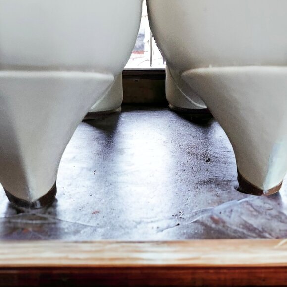 Elegant White Heels with Gold Accent - Picture 8 of 9